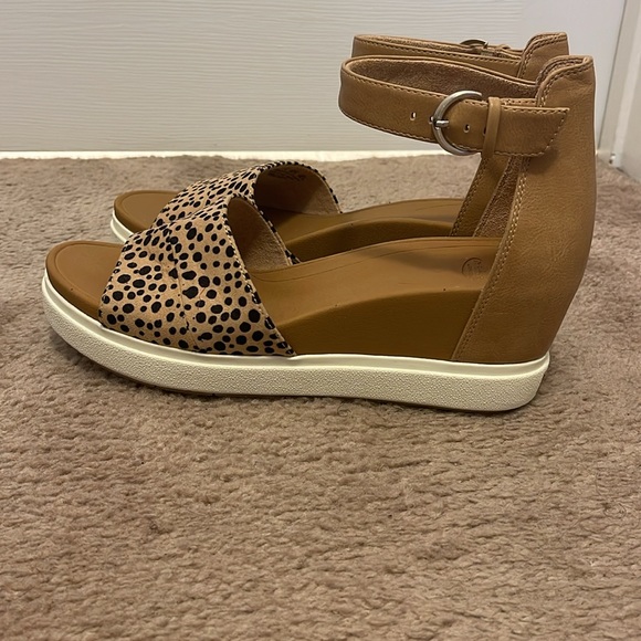 Dr. Scholl’s Leopard Print Wedge ankle strap sandals - Picture 2 of 4